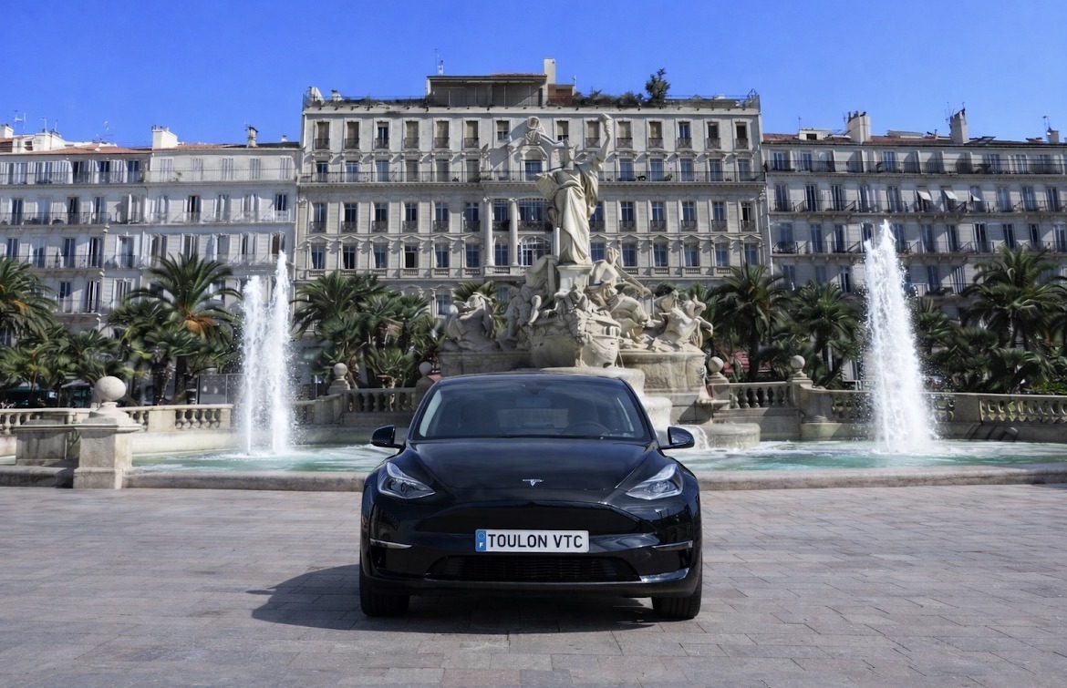 TESLA MODEL Y NOIR SUR LA PLACE DE LA LIBERTÉ À TOULON